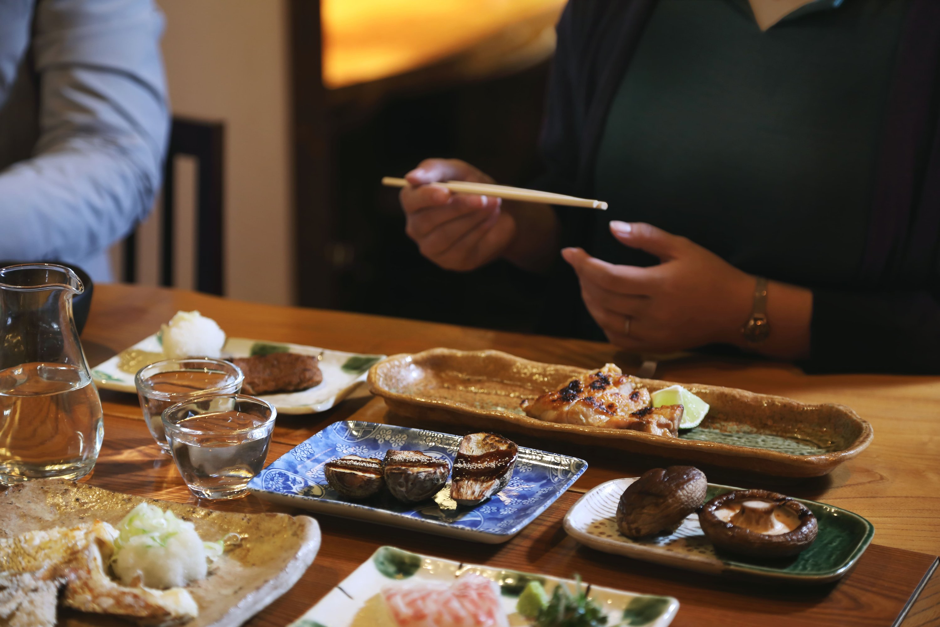 ご当地グルメから炉端焼きまで、昼夜で表情を変える人気店／大洲炉端 油屋
